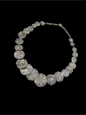Graduated Crackle-Pattern Stone Disc Necklace | Grey & White Marbled